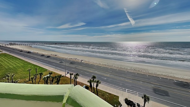 A coastal road with a beach and ocean view. - Ocean Grove 805 - Sea Deuce (Galveston)
