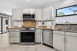 Private kitchen - Sand & Sea Retreat, Private Heated Pool. Spacious Luxury Home (Sarasota)