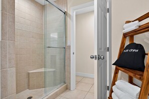 Shower, hair dryer, towels, soap - Sand & Sea Retreat, Private Heated Pool. Spacious Luxury Home (Sarasota)