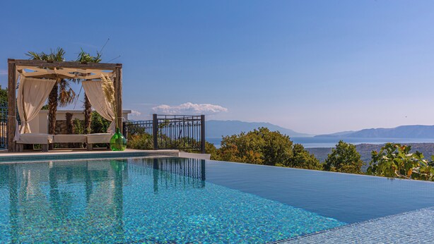An infinity pool with a view of mountains and a gazebo with a view. - Vinodol Hilltop Estate (Bribir)