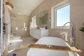 Een douche, een bubbelbad, een haardroger, handdoeken