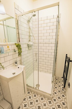 Dusj, hårføner, håndklær og såpe