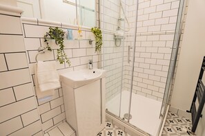 Shower, hair dryer, towels, soap - Waterfront Studio in Howth (Howth)