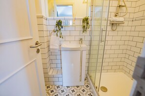 Shower, hair dryer, towels, soap - Waterfront Studio in Howth (Howth)