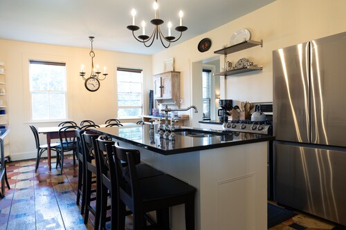 Large pool 4-bedroom farmhouse in Hudson with Mountain View’s pet friendly