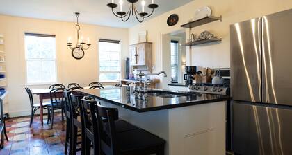 Large pool 4-bedroom farmhouse in Hudson with Mountain View’s pet friendly