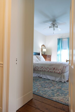 Tabla de planchar con plancha, wifi, ropa de cama