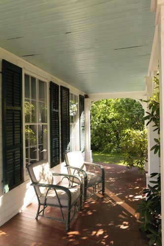 Large pool 4-bedroom farmhouse in Hudson with Mountain View’s pet friendly