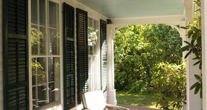 Large pool 4-bedroom farmhouse in Hudson with Mountain View’s pet friendly