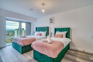 Iron/ironing board, WiFi, bed sheets, wheelchair access - 2-BR City View Apartment - Near Salford Royal (Eccles)