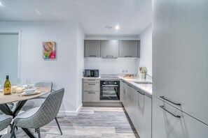 Fridge, microwave, oven, dishwasher - 2-BR City View Apartment - Near Salford Royal (Eccles)