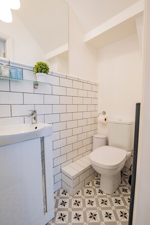 Dusche, Haartrockner, Handtücher, Seife