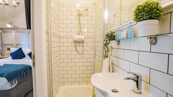 Ducha, secador de pelo, toallas y jabón