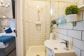 Shower, hair dryer, towels, soap - Scenic Howth Marina Getaway (Howth)