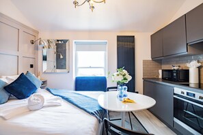 1 chambre, fer et planche à repasser, accès Internet, draps fournis