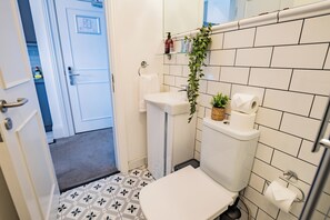 Douche, sèche-cheveux, serviettes fournies, savon