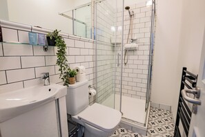 Shower, hair dryer, towels, soap - Superb Studio with Marina Views (Howth)