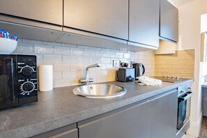 Fridge, microwave, oven, stovetop - Scenic Howth Marina Getaway (Howth)