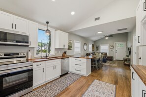 Fridge, microwave, oven, stovetop - Midtown Retreat Near Wholefoods, FSU, & Downtown (Tallahassee)