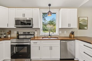 Fridge, microwave, oven, stovetop - Midtown Retreat Near Wholefoods, FSU, & Downtown (Tallahassee)