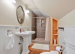 Douche, sèche-cheveux, bidet, serviettes fournies