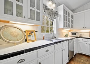 Micro-ondes, four, plaque de cuisson, lave-vaisselle