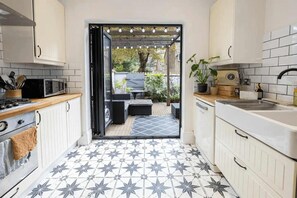 Microwave, oven, stovetop, dishwasher - 1BDR House | Free Parking | Private Outdoor Space (Manchester)