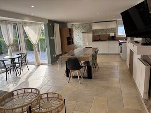 Réfrigérateur, four à micro-ondes, un four, surface de cuisson