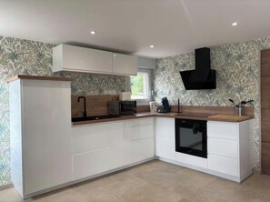 Kühlschrank, Mikrowelle, Ofen, Herdplatte