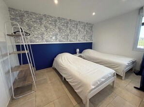 Iron/ironing board, travel crib, free WiFi, bed sheets - Vrbo Property (Houlle)