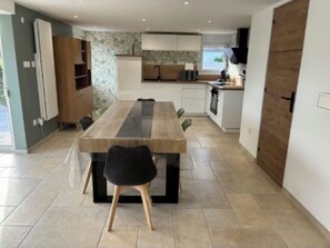 Fridge, microwave, oven, stovetop - Vrbo Property (Houlle)