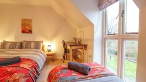A bedroom with two beds, a desk, and a window. - Bryn Y Garreg Cottage - The Wireless Free Farm (Welshpool)