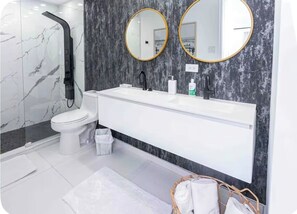 Dusche, Haartrockner, Handtücher, Shampoo