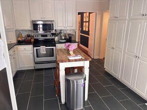 Microwave, oven, stovetop, dishwasher - Prime Furniture Market Retreat- 4BR/3BA LESS than 1 mile from Furniture Market! (High Point)