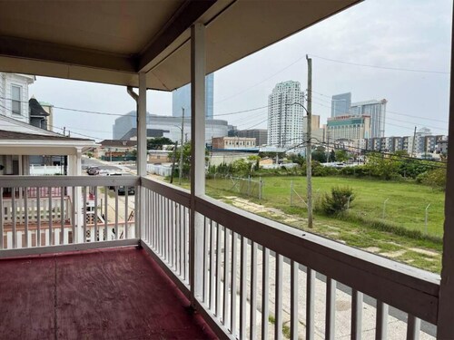 “The Retreat” with two balconies free parking