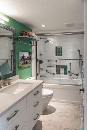 Shower, hair dryer, bidet, towels - Ocean Oasis 2 bedroom/2 bathroom condo in the Seabluffe Community, Encinitas CA (Encinitas)