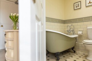A bathroom with a clawfoot bathtub, a toilet, and a sink. - Windlestraw Guesthouse (Walkerburn)