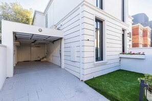 Exterior - The Chambers -Top Location & Luxury in South Yarra (South Yarra)