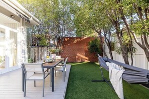 Outdoor dining - The Chambers -Top Location & Luxury in South Yarra (South Yarra)