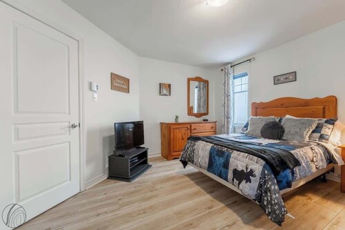 Condo Lac Archambault | Fireplace | beach access