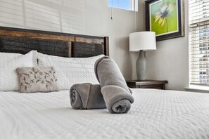 Iron/ironing board, WiFi, bed sheets, wheelchair access - Festival Resort Lakeview Pool Retreat (Davenport)