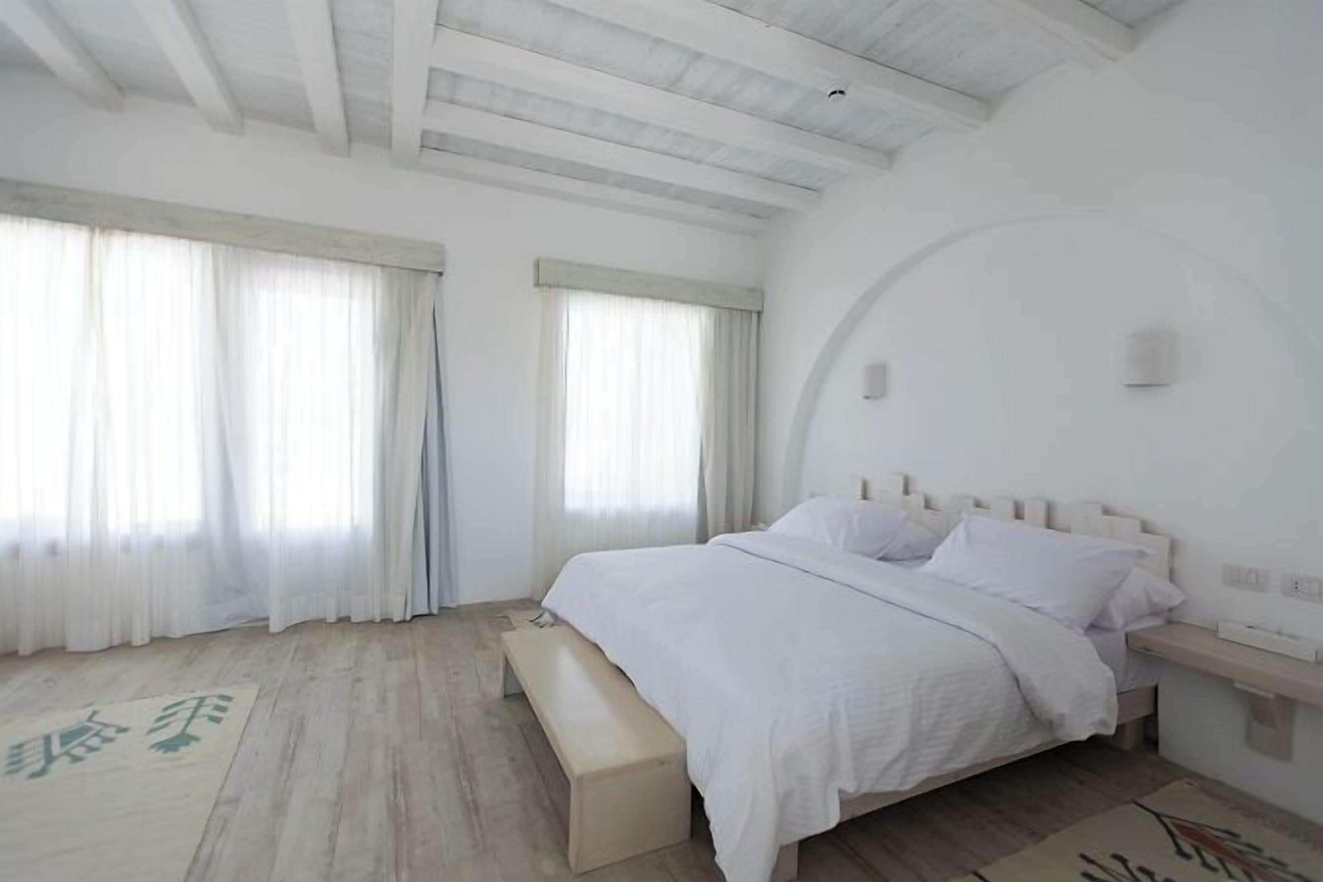 Caja de seguridad en la habitación y tabla de planchar con plancha 