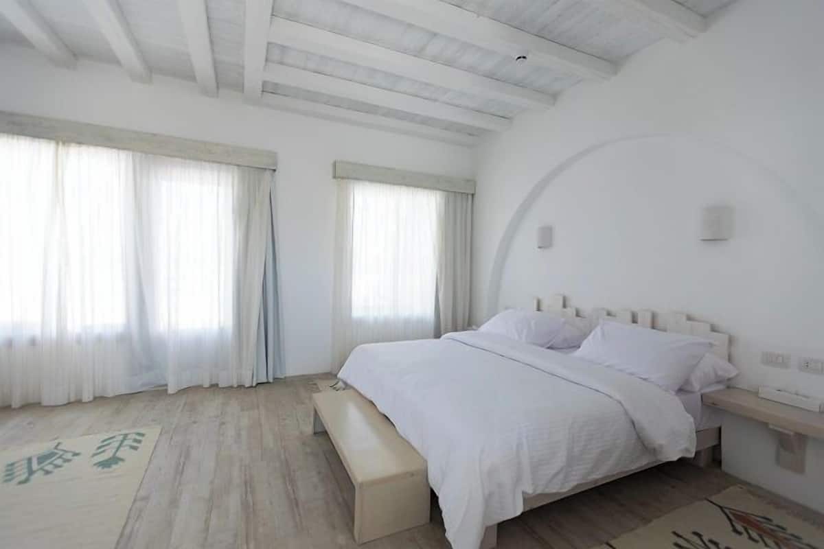 Caja de seguridad en la habitación y tabla de planchar con plancha