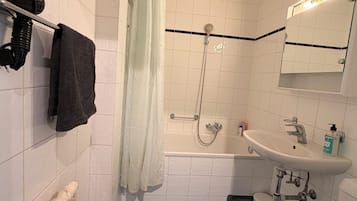 Asciugacapelli, asciugamani, sapone, carta igienica