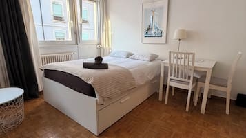 Tabla de planchar con plancha, wifi y ropa de cama