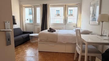 Tabla de planchar con plancha, wifi y ropa de cama