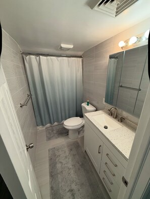 Haartrockner, Handtücher, Seife, Toilettenpapier