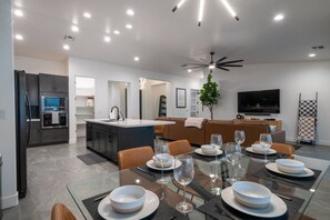 Dining - Havasu Hideaway: Modern Lux, Pool+Spa, Near Marina (Lake Havasu City)