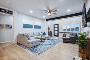 Smart TV, table football - Filda Power House: Resort Style Luxury + Game Room (Lake Havasu City)