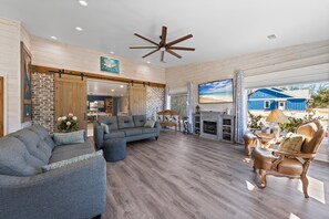 Living area - Resort Feel Home, Private Pool,spa,hammocks. Beach,owa,wharf-15min, 5 Bedrooms (Foley)